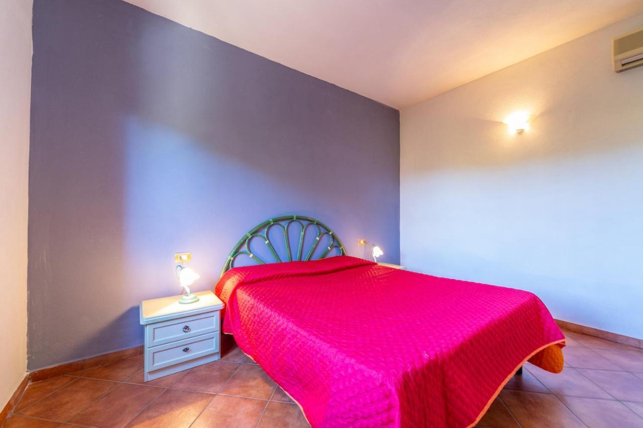 Aparthotel Il Faro San Teodoro Esterno foto