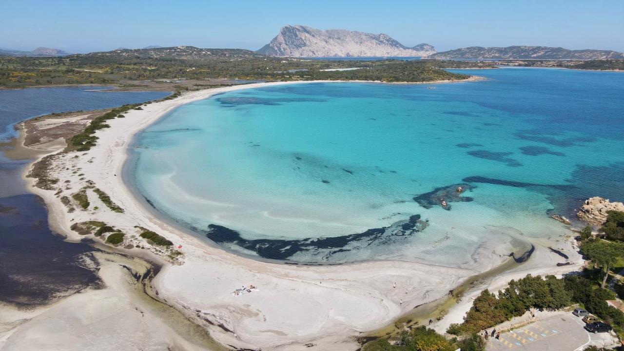 Aparthotel Il Faro San Teodoro Esterno foto